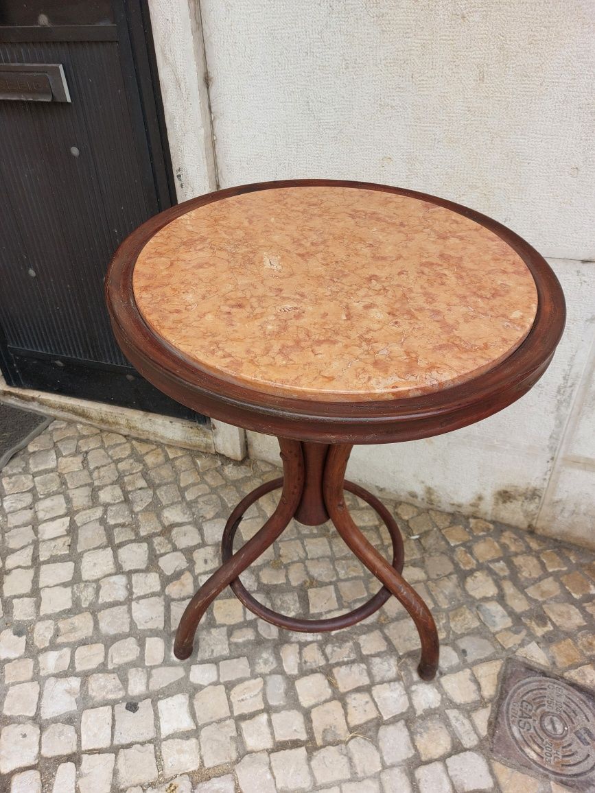 Mesa estilo Thonet com tampo em pedra mármore