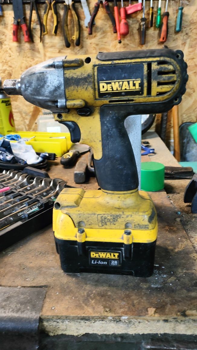 DeWalt dc810 28v zakretarka