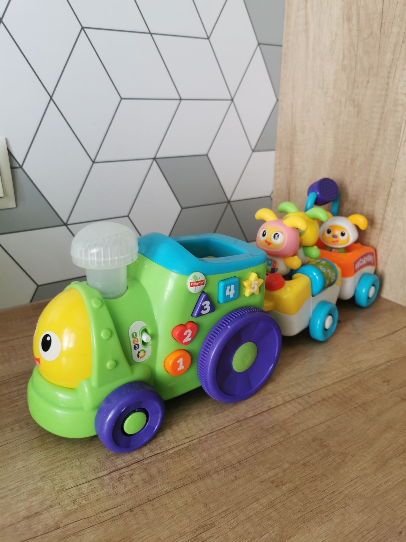 Interaktywny, jeżdżący, grajacy pociąg, ciuchcia Fisher Price