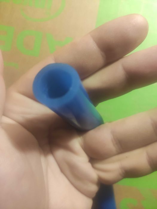 Силиконовый шланг синего цвета.