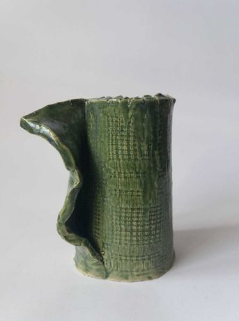 Ciekawa, zielona forma ceramiczna