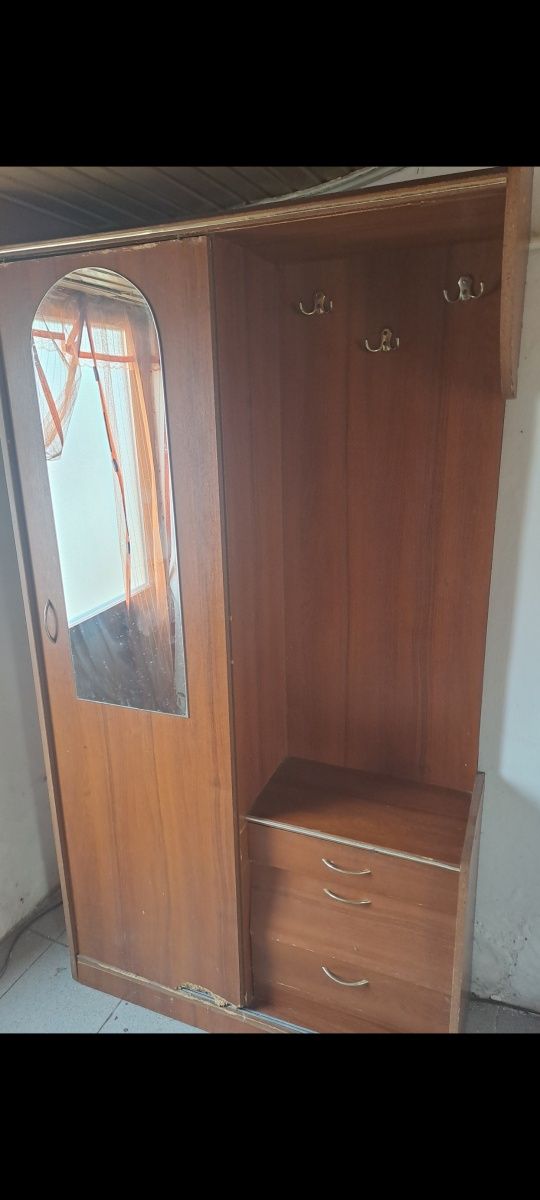 Світла зручна прихожа
