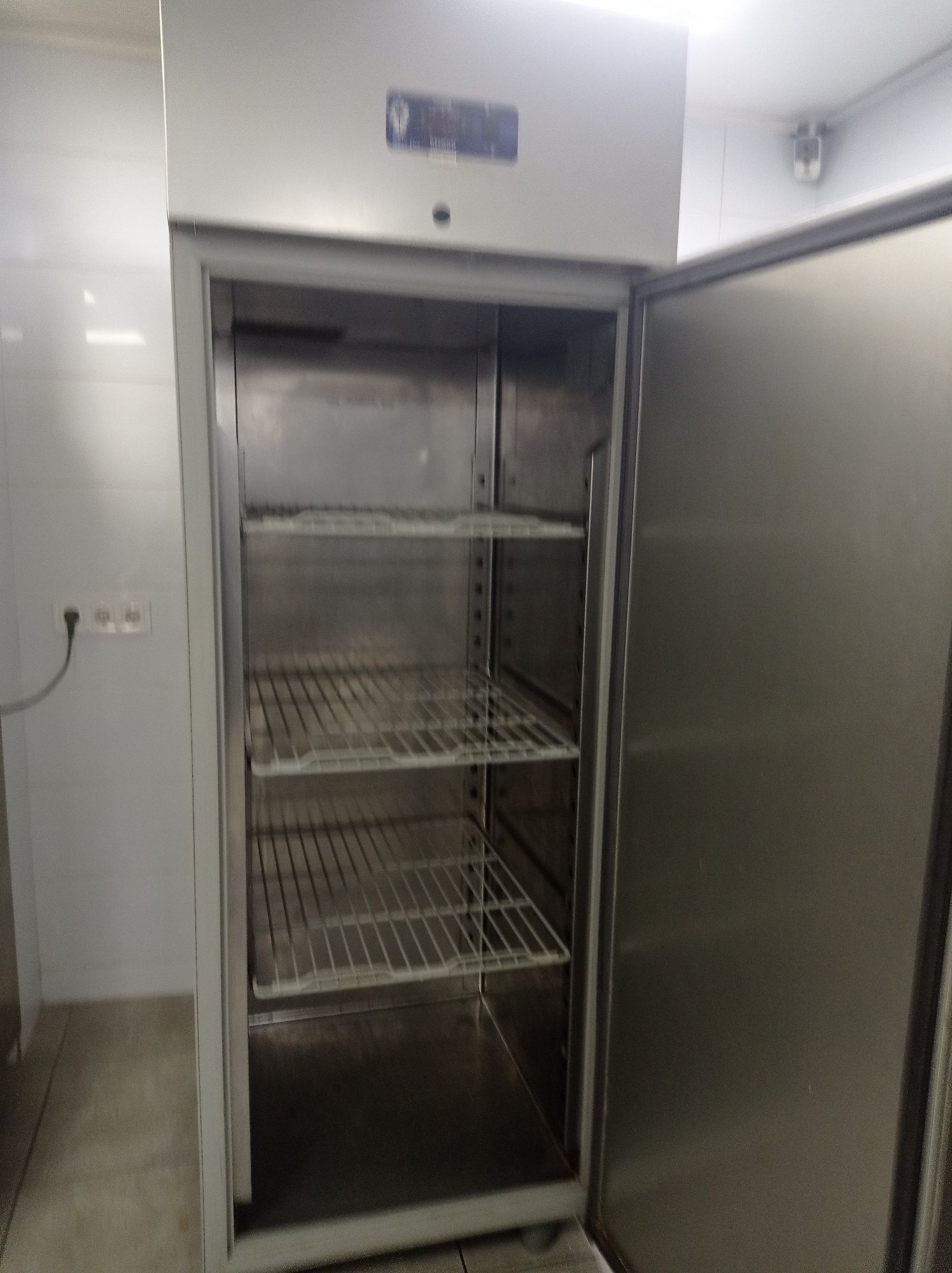 Холодильник Desmon шкаф 800 л нержавейка
