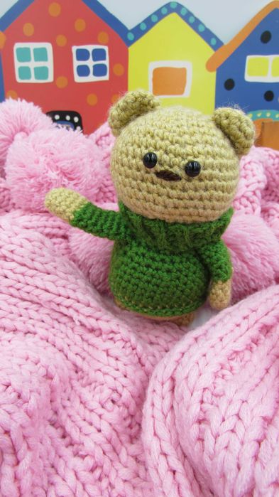 Misiu w koszulce ręcznie robiony maskotka amigurumi