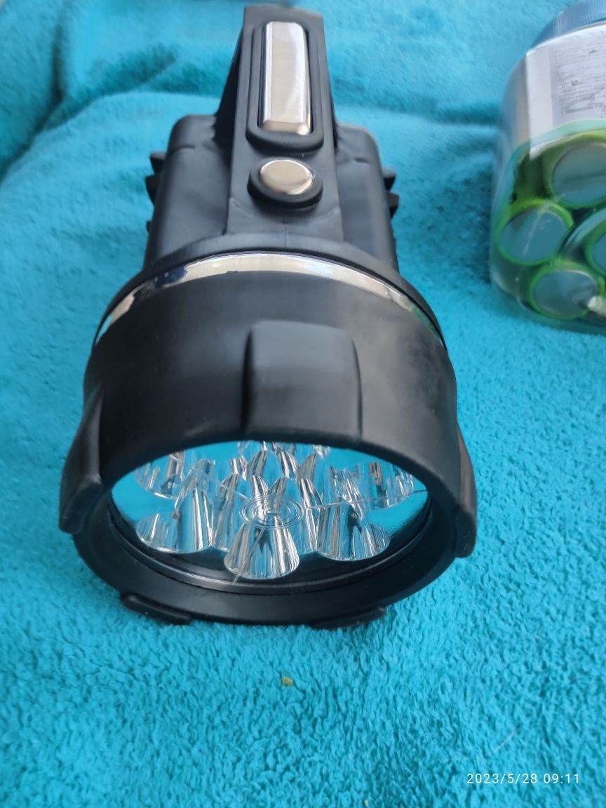 Ładowarka plus akumulatory R20 plus latarka led