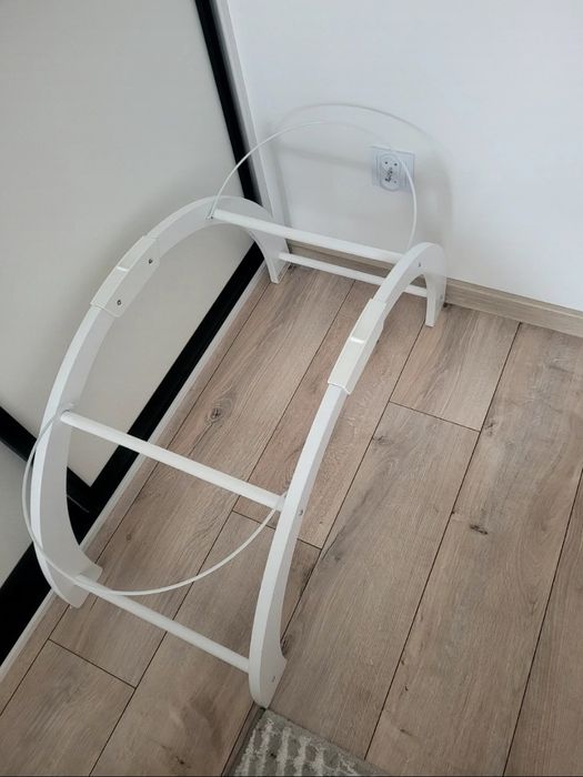 Biała wiklinowa kołyska dla niemowląt
Sprzedam piękną, klasyczną kołys