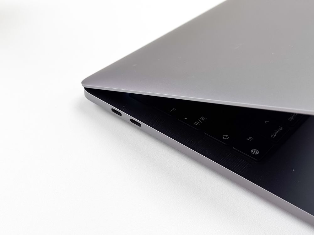 MacBook Pro 2022 r. M2 8/256 GB jak Nowy 100% bateria Sklep Gwarancja