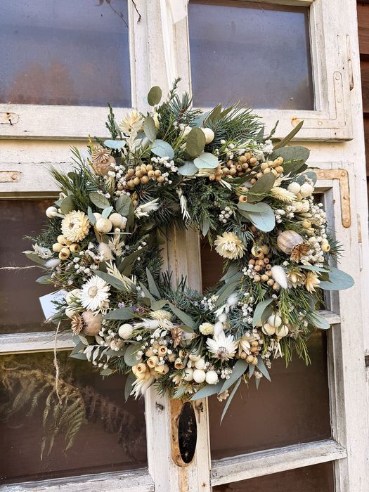 Biały zimowy wianek na drzwi naturalny