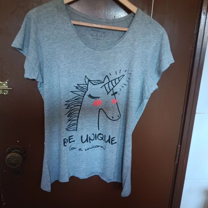 Vendo blusas de manga comprida e camisolas de manga curta para senhora