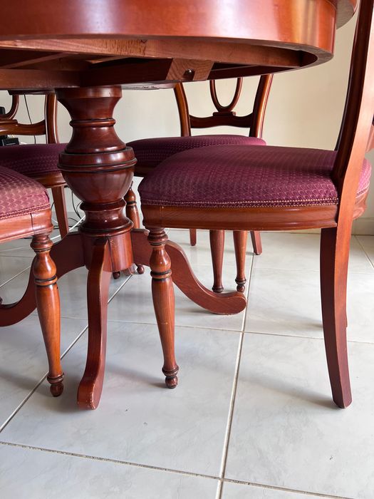 Uma mesa de carvalho e quatro cadeiras.