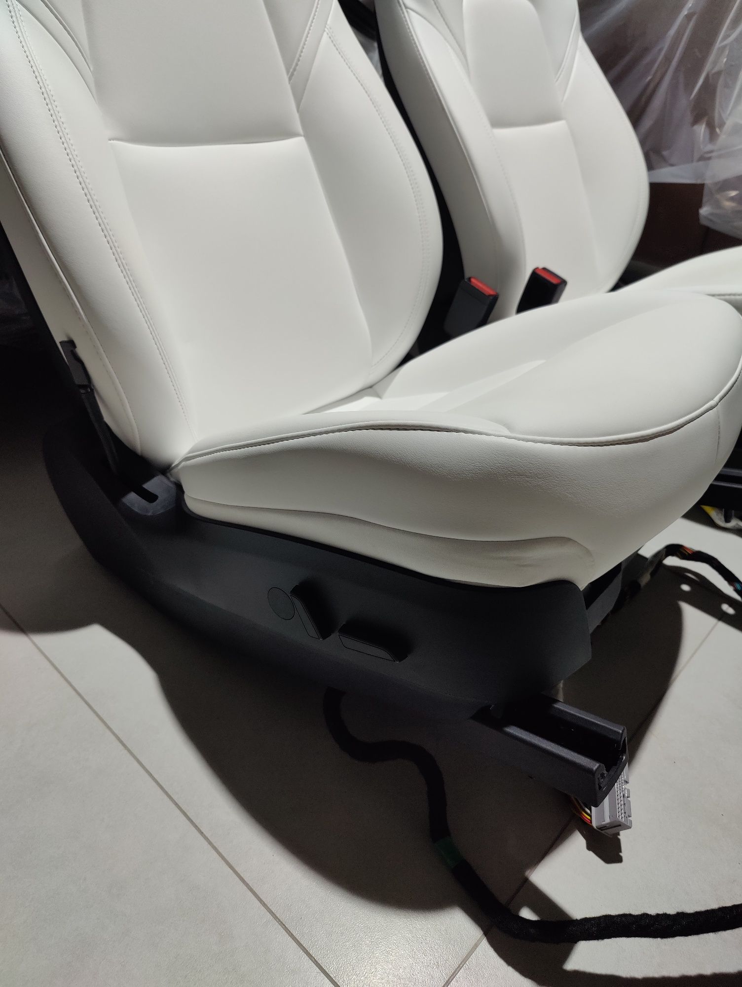 Салон Model Y 2022 білого кольору, ідеальний стан (сидіння, диван)