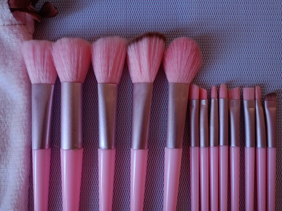 пензлі для макіяжу з пильничком