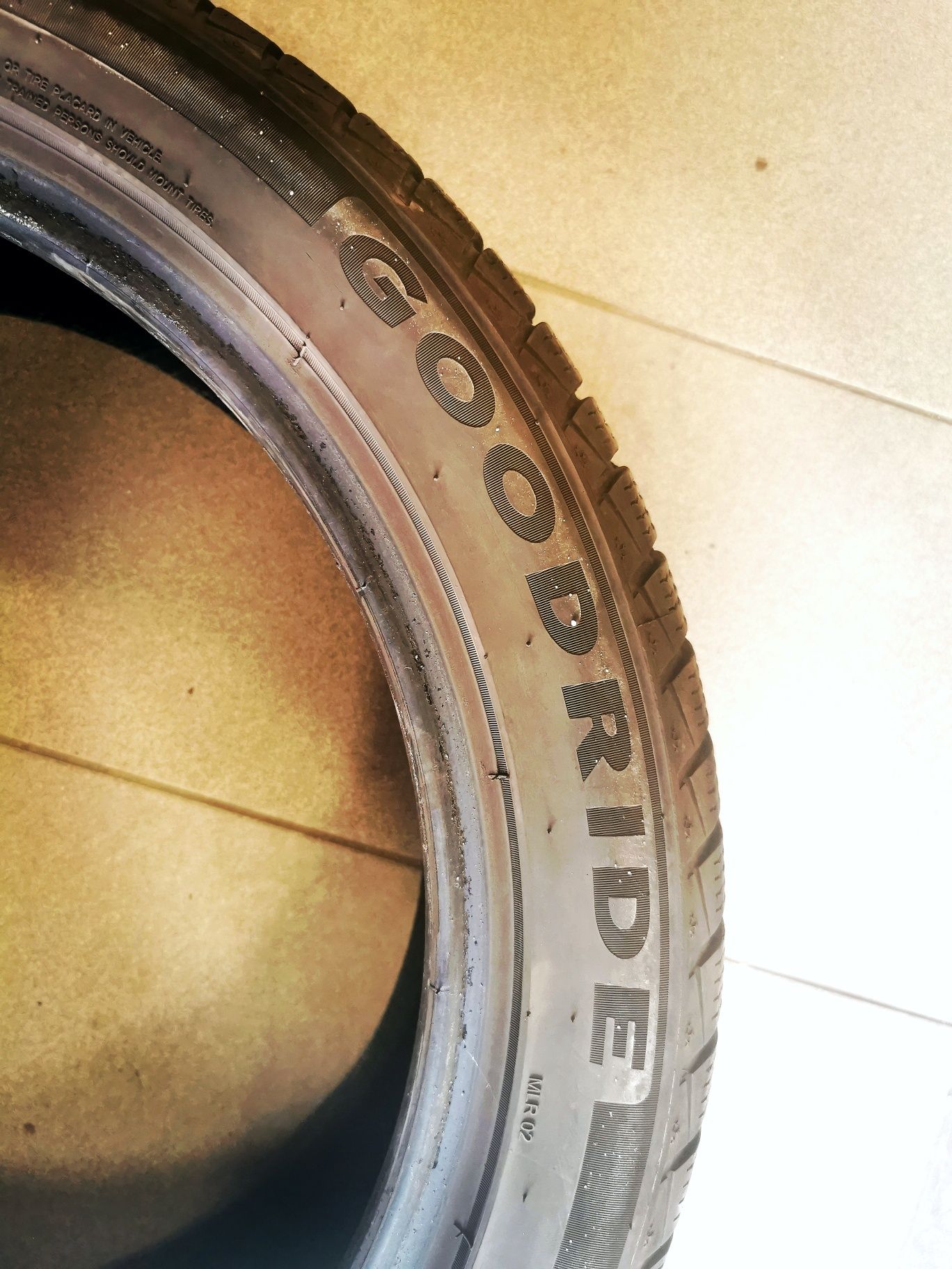 Opona zimowa 235/45/R19 Goodride