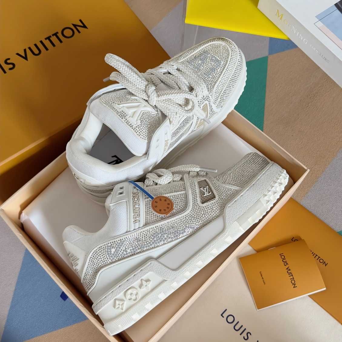 Biały rhinestone LV Trainer sneakers i buty chleba