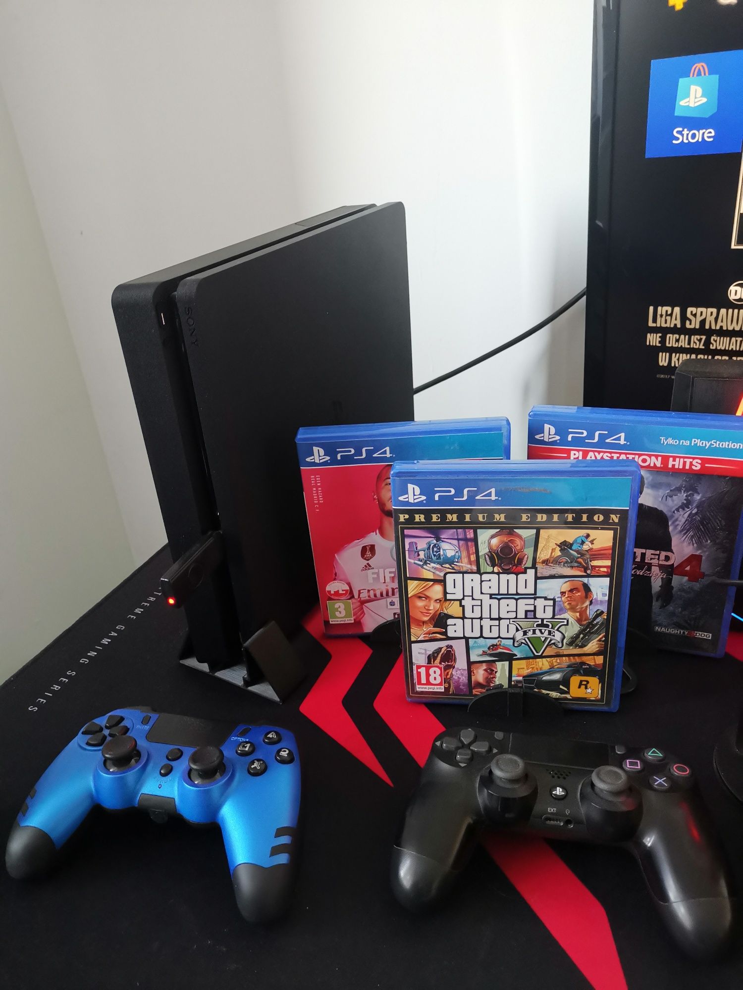 Konsola playstation 4 slim 500GB + 3 pady + 21 gier