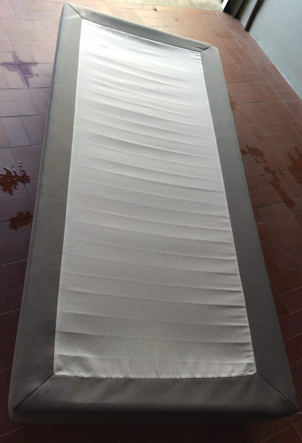 CAMA - Como nova!!! Sommier c/ pés em cinza 90×200, já c/ colchão!