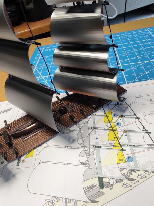 USS Constitution gotowy metalowy model Piececool 21 cm + gablota