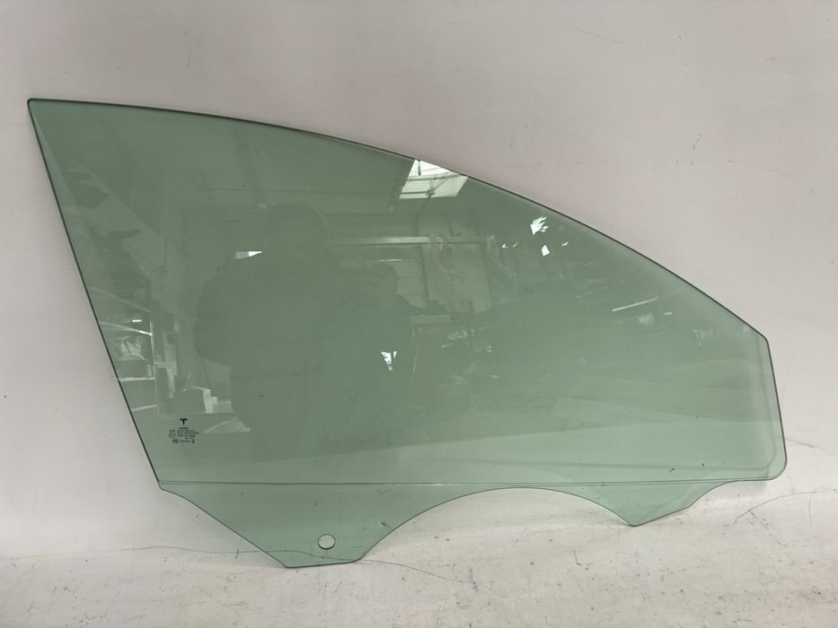 Стекло переднее правое Model Y