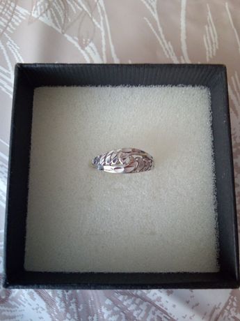 Śliczny srebrny pierścionek Pr 925