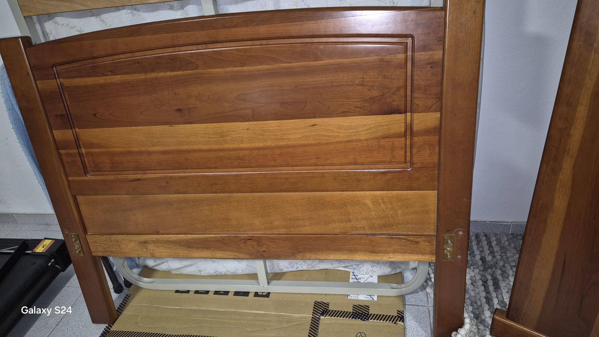 Cama, cómoda, mesa cabeceira