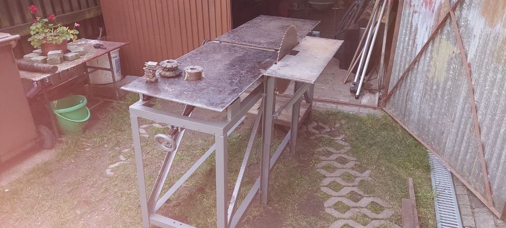 Heblarka, piła tarczowa i frezarka w jednym, Stół