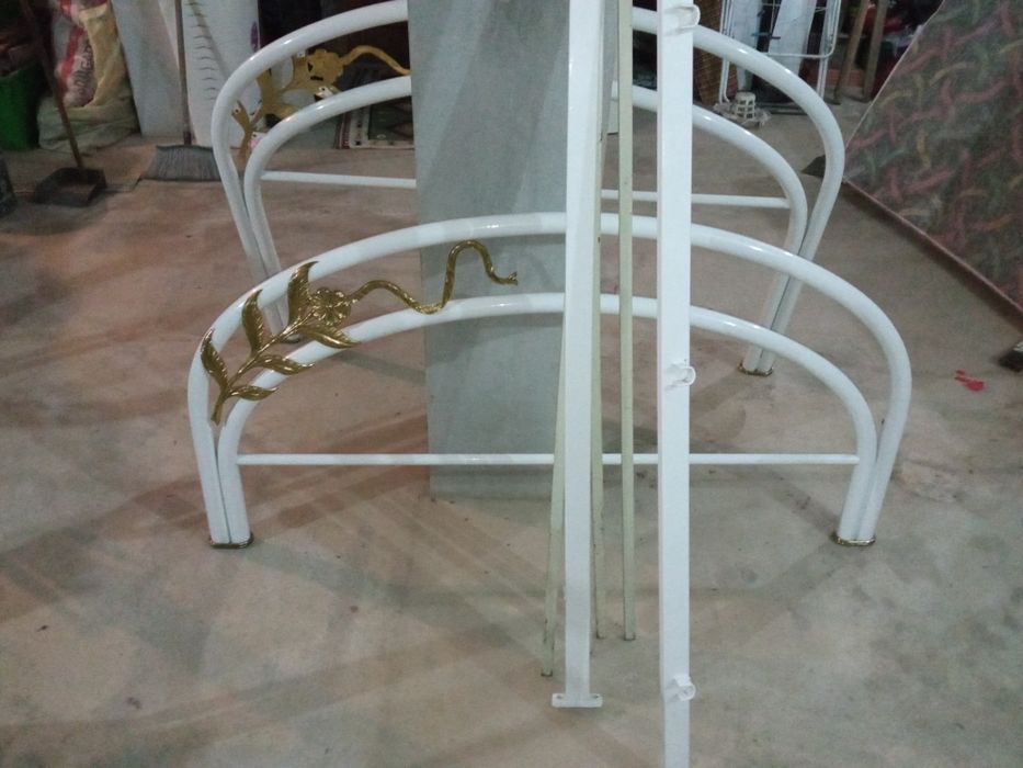 Cama de ferro lacada em branco