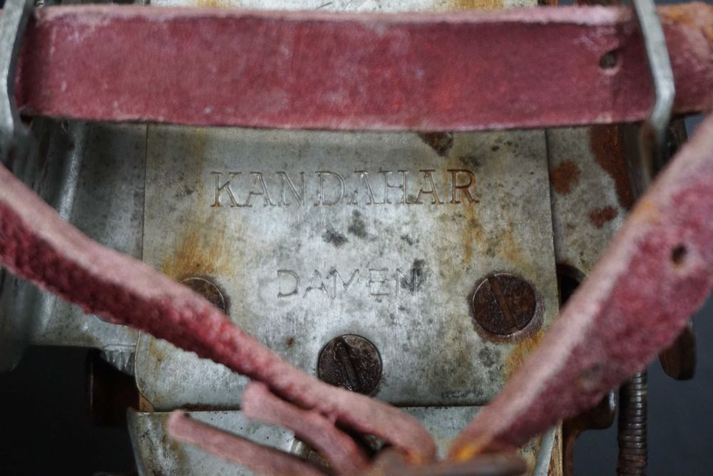 Zabytkowe drewniane narty z kijkami bambusowymi stare