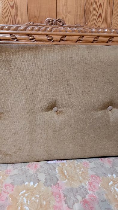 Кровать из натурального дерева. Матрас новенький 1.6 на 2.0