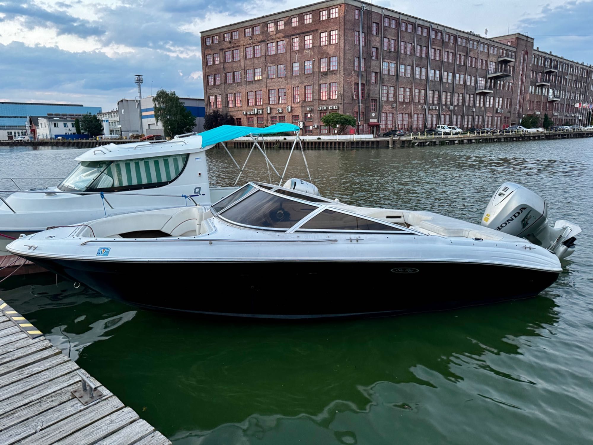 Łódź motorowa SEA RAY 210 Bowrider z silnikiem Honda 225