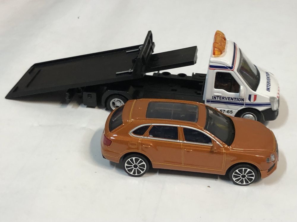 Vendo Reboque com Bentley Bentayga 1:43 da marca bBurago