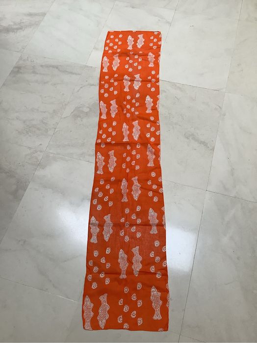 Echarpe laranja com peixes