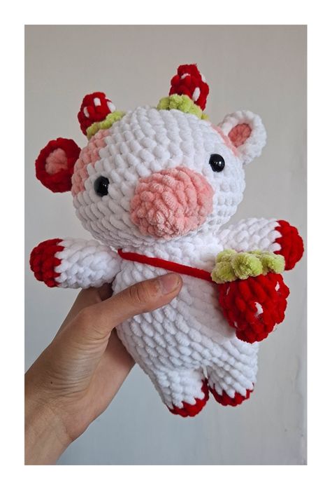 Truskawkowa krówka na szydełku