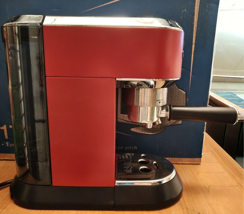 Ekspres kolbowy ciśnieniowy De'Longhi Dedica Style EC685.R