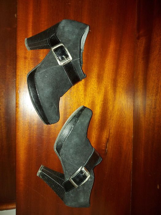 Botin em pele preto, com pormenor de cobra e fivela - nr 35