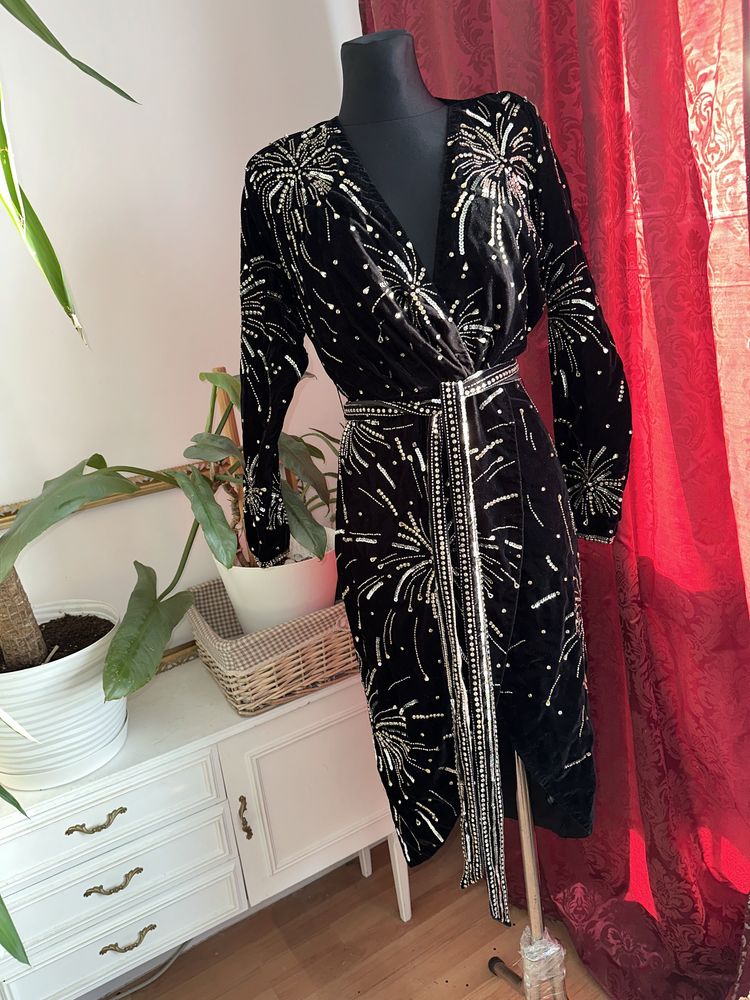 aksamitna sukienka midi kopertowa cekinowa zdobiona  36 s asos luxe