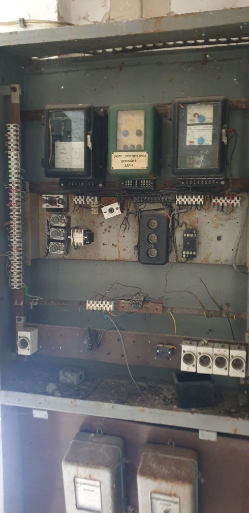 Stara szafa elektryczna liczniki
