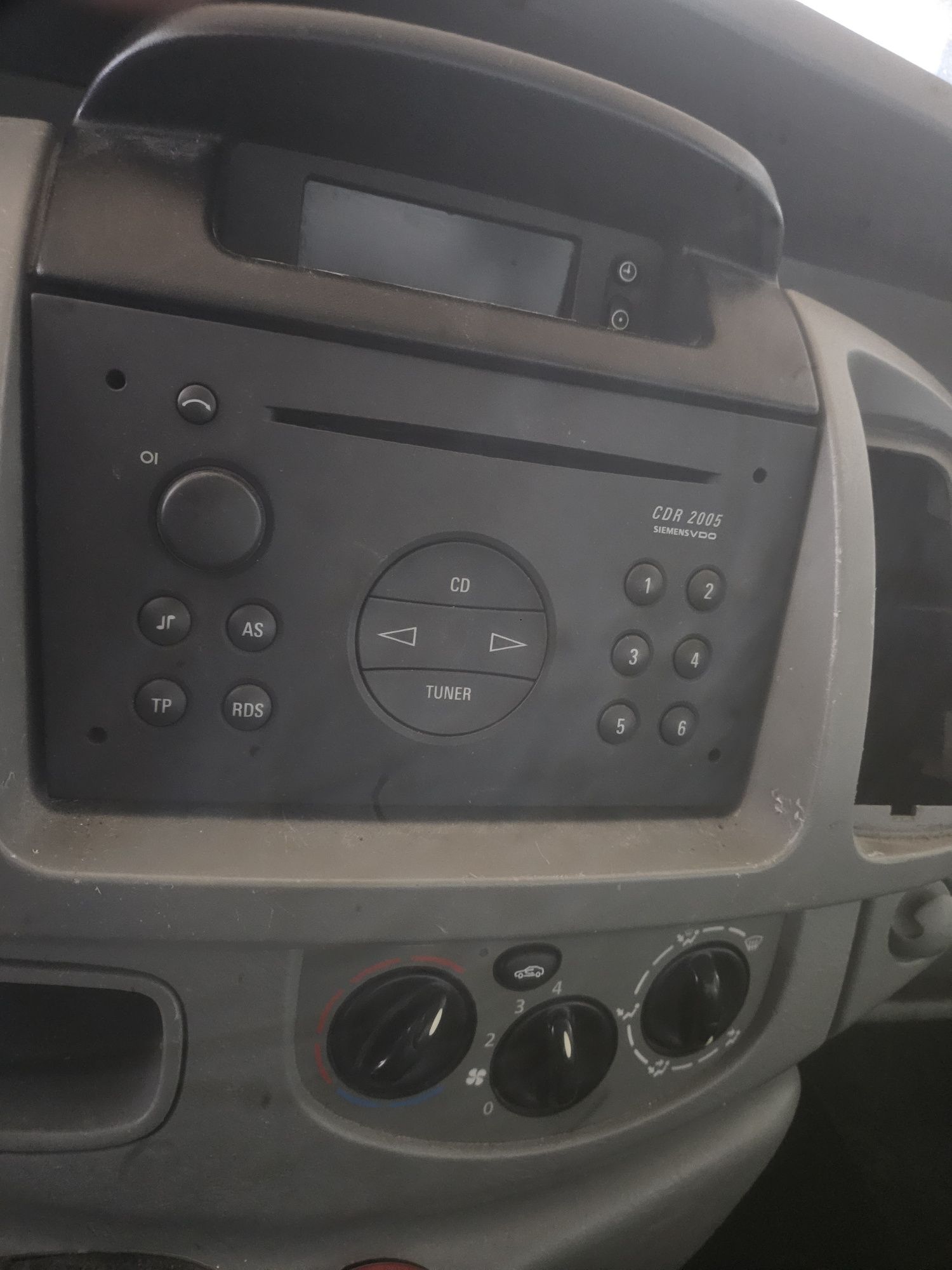 Renault Trafic Vivaro radio z wyswietlaczem