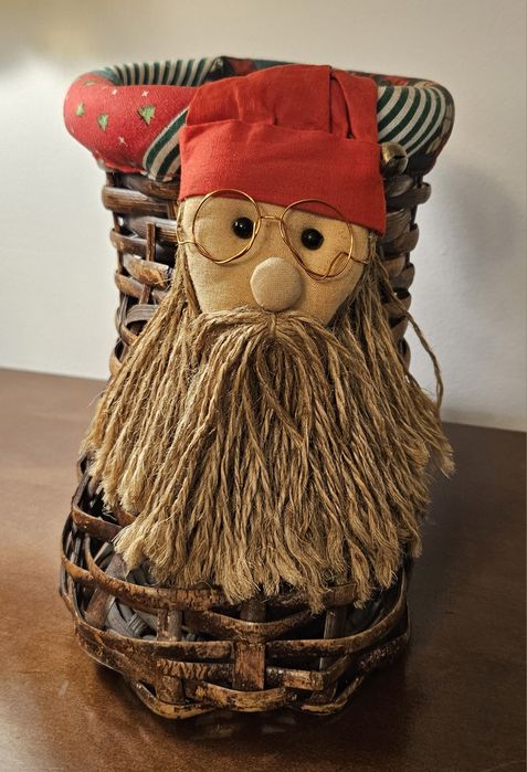 Wiklinowy kosz but z Mikołajem