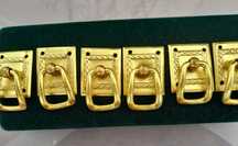 Pequenos puxadores em metal dourado, novos!