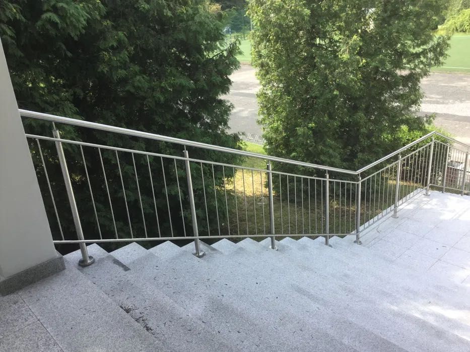 Podjazdy poręcze dla osób niepełnosprawnych, balustrady