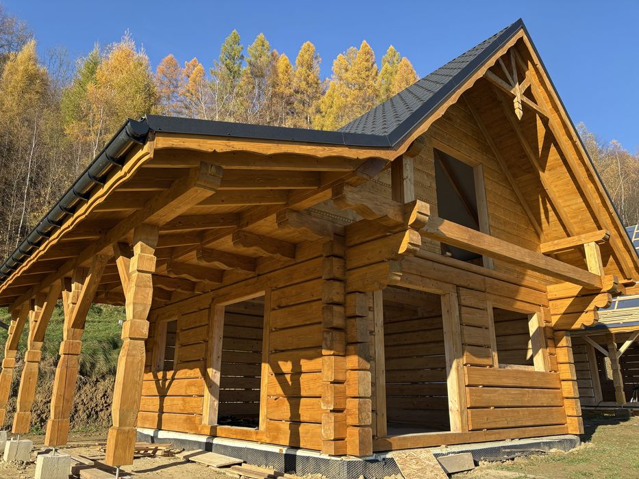 Domek z bala i półbala.