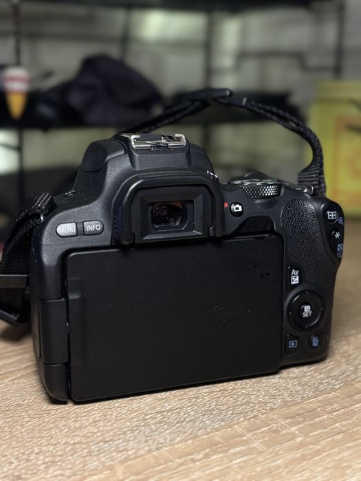 Камера Canon eos 200d
