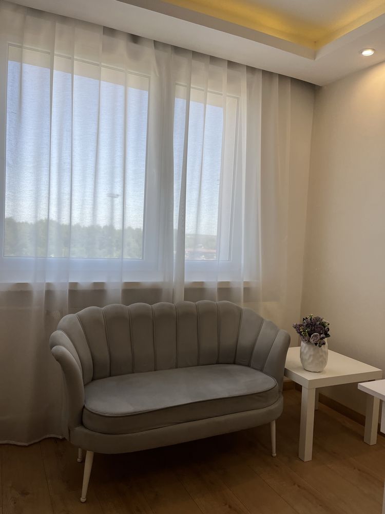 Sofa glamour muszelka szara zamszowa dwuosobowa