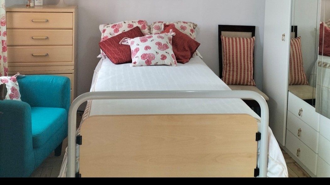 Cama ,grades e colchão  articulada. Usada.