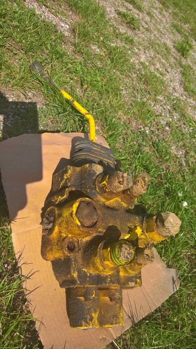 rozdzielacz hydrauliki z dźwigniami sterującymi JCB3 koparko-ładowarka