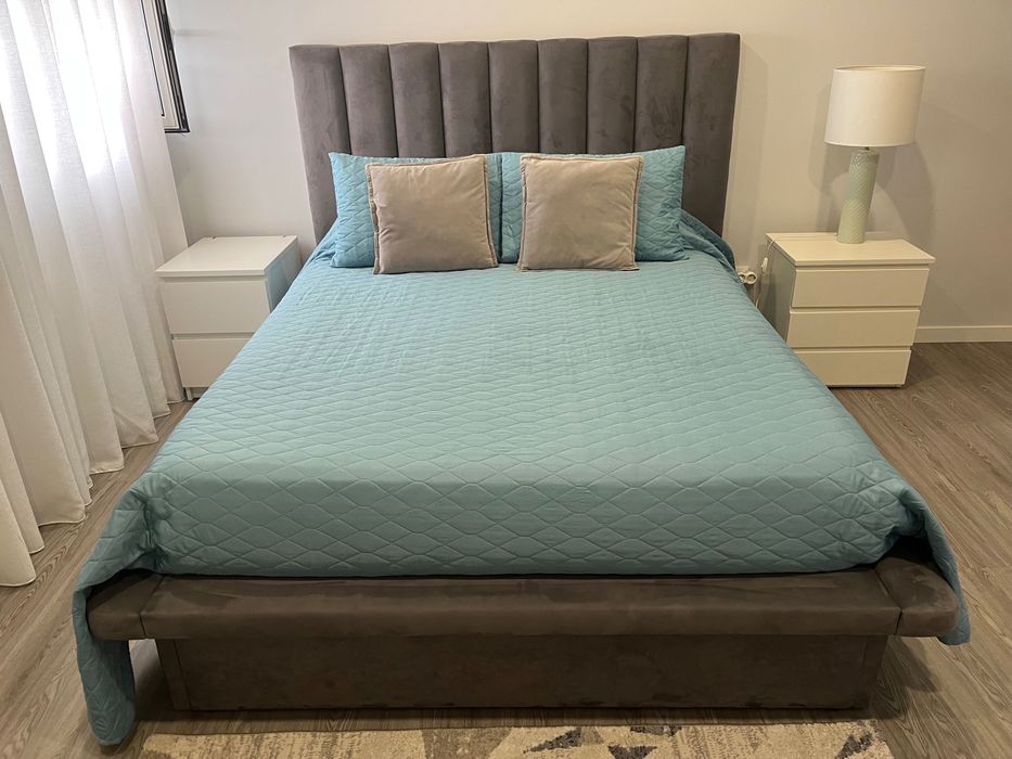Cama de casal cinza