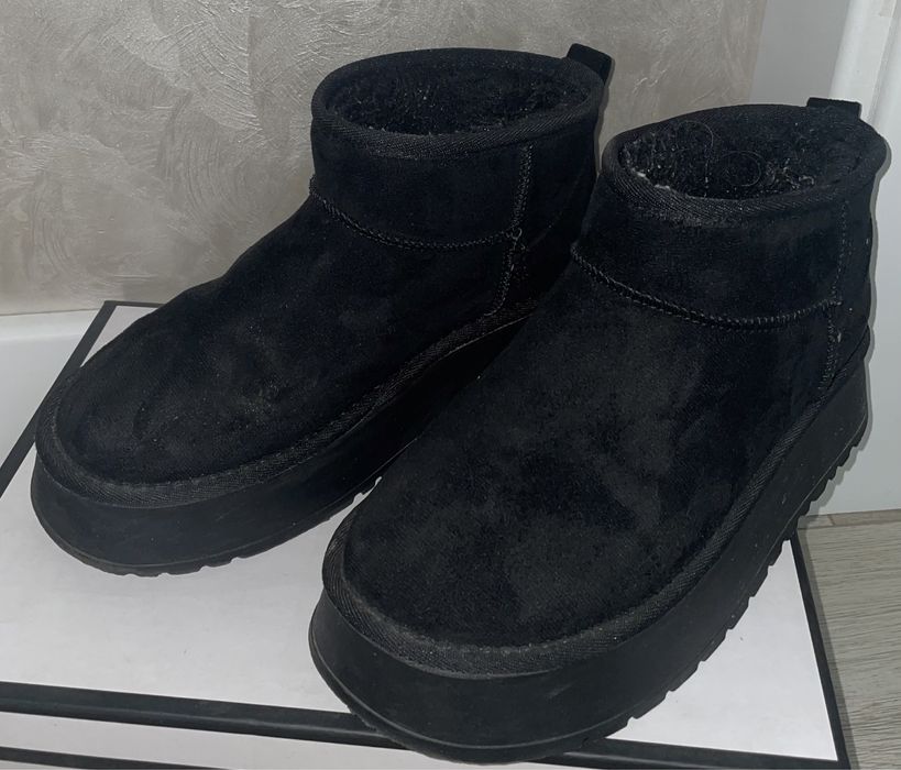 Угі в чорному кольорі,38 розмір