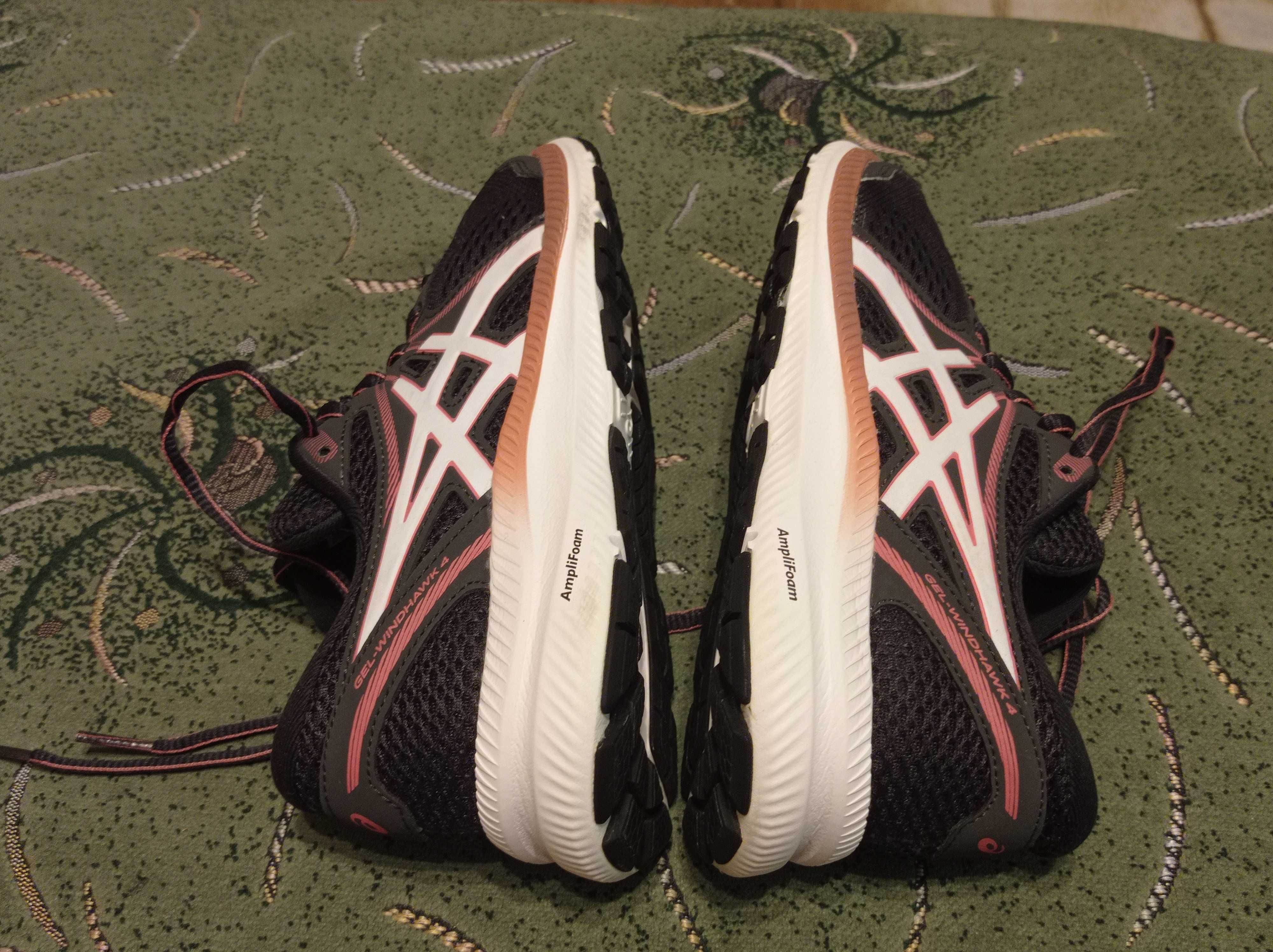 Кроссовки Asics (оригинал) фирменные размер 37 стелька- 23,5см.
