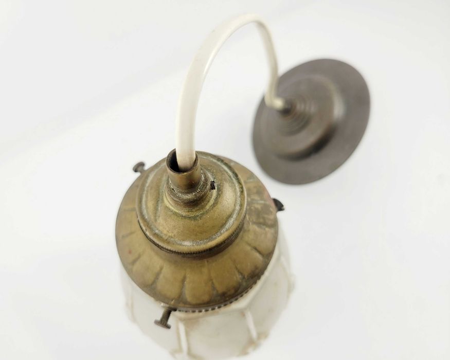 Stara lampa sufitowa z mosiężną oprawką i porcelanką – długość 42 cm