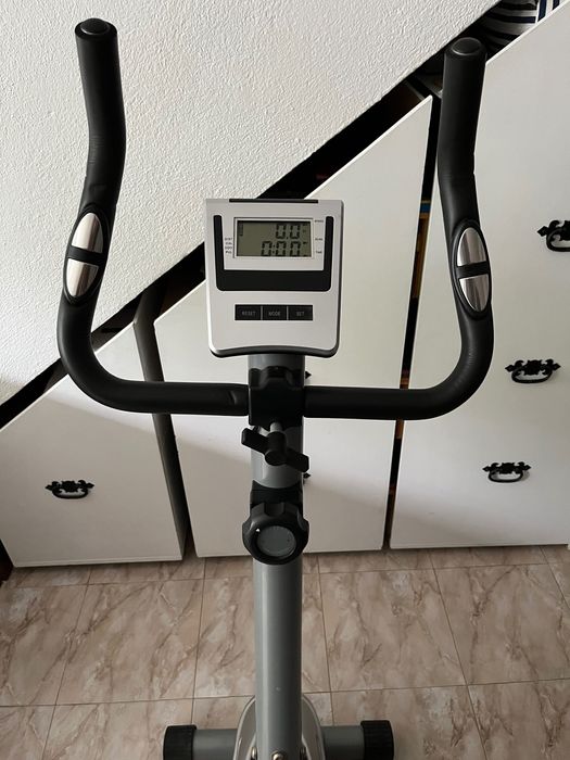 Bicicleta estática com 8 niveis de resistência